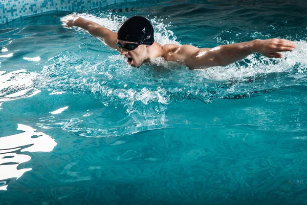 Μυϊκή νεαρός άνδρας κολυμπά η πεταλούδα — Φωτογραφία Αρχείου