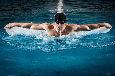 Kas genç adam kelebek yüzüyor