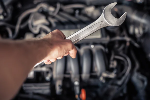 Hand van auto mechanic met sleutel. — Stockfoto