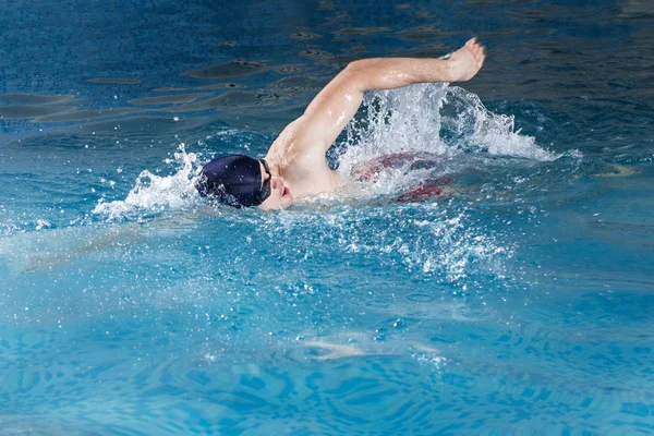 Νεαρός άνδρας, κολύμπι το μπροστινό ανίχνευσης σε μια πισίνα — Φωτογραφία Αρχείου