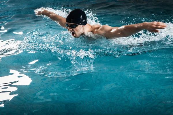 Μυϊκή νεαρός άνδρας κολυμπά η πεταλούδα — Φωτογραφία Αρχείου