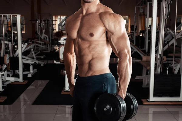 Mannen på gymmet. — Stockfoto