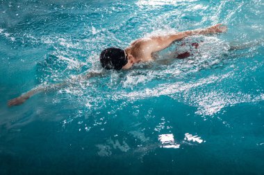 genç adam bir havuzda ön tarama