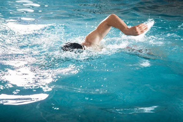 Giovane uomo che nuota davanti strisciare in una piscina — Foto Stock