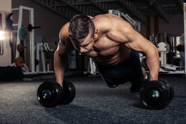 Gimnasio hombre push-up fuerza pushup ejercicio con mancuerna — Foto de Stock