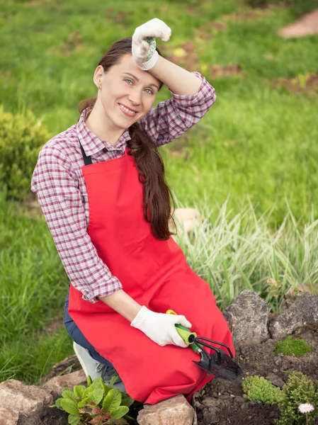 Young woman planting flowers — Stock Photo, Image