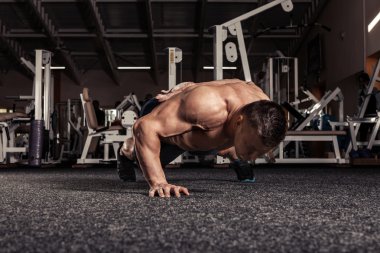 Tek elle itme ups egzersiz yaparak bir adam portresi