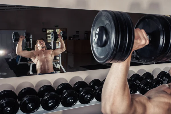 Man op de sportschool — Stockfoto