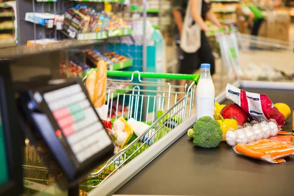 Kauf von Produkten in Crocery — Stockfoto