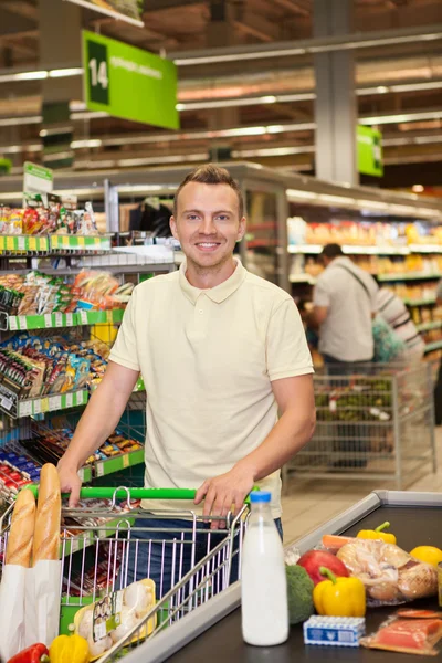 Hombre de compras en un supermercado — Foto de Stock