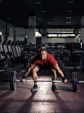 Crossfit spor salonunda genç adam