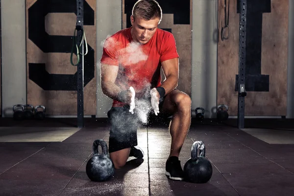 Jovem atleta se preparando para o treinamento — Fotografia de Stock