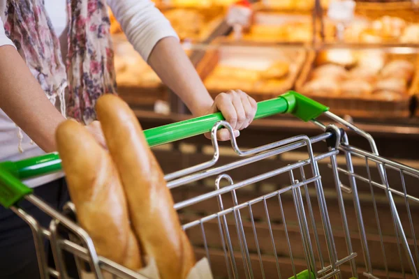 Woman buying fresh bread — Stock Photo, Image