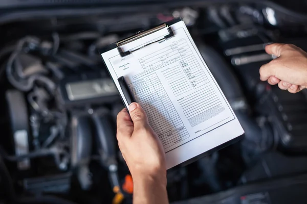 Mechanische reparateur inspecteren auto — Stockfoto