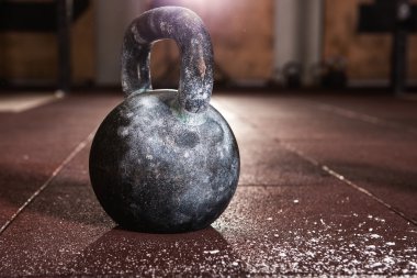 kettlebell eğitim salonunda