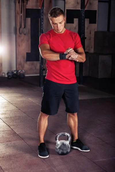 Fitness Kettlebells salıncak egzersiz adam egzersiz — Stok fotoğraf