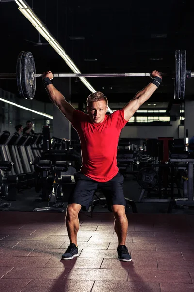 Joven en un gimnasio crossfit — Foto de Stock