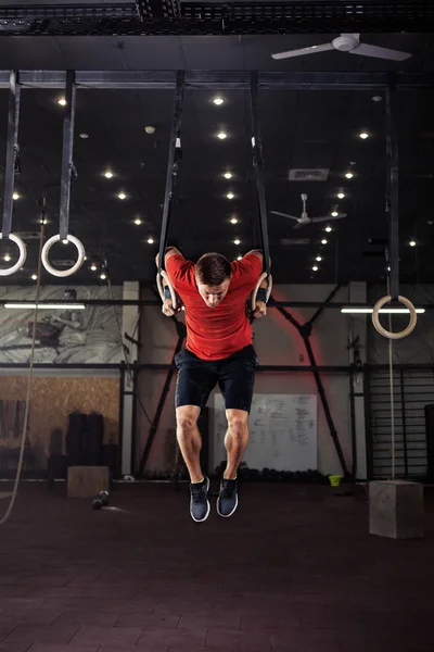 Athlet trainiert seine Muskeln an Ringen — Stockfoto