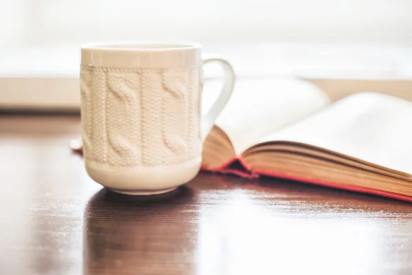 Copa de café y libro abierto — Foto de Stock