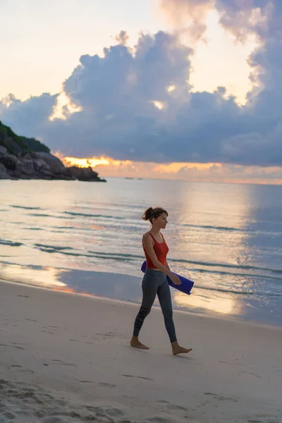 Ritratto Figura Intera Una Donna Sportiva Sorridente Con Tappetino Yoga — Foto Stock