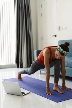 Online eğitim. Yoga yapan ve özel ders alan bir kadın.