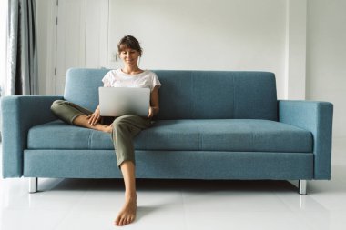 Evden çalışan kadın.