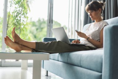 Evden çalışan kadın.