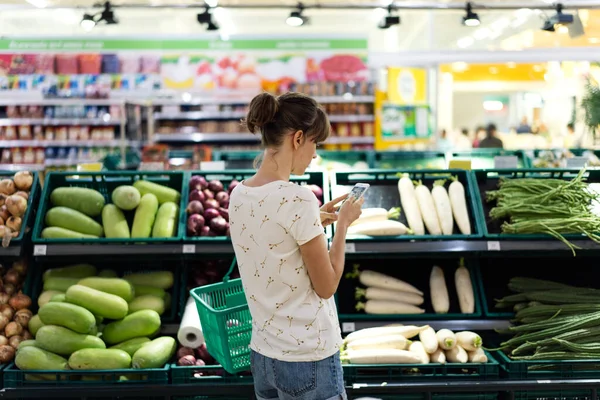 Wanita Yang Menggunakan Ponsel Saat Berbelanja Supermarket — Stok Foto