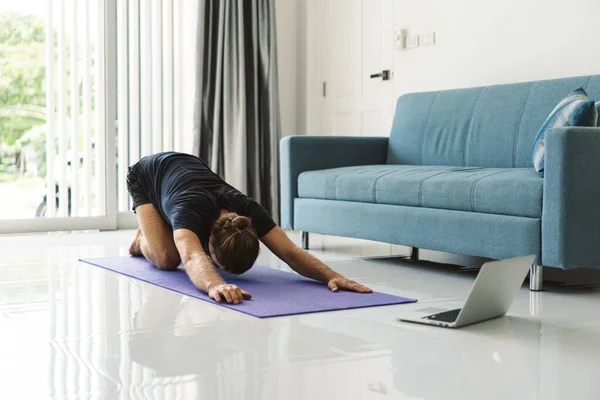 Uomo Sportivo Che Yoga Mentre Guarda Tutorial Online Sul Computer — Foto Stock