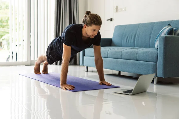 Online Training Jongeman Doet Plank Oefening Met Online Tutorial Thuis Rechtenvrije Stockafbeeldingen