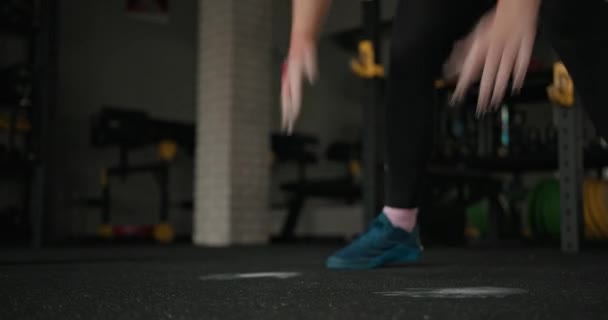 Muskulös idrottskvinna gör Burpee motion — Stockvideo