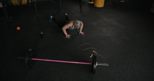 Muskulös idrottskvinna gör Burpee motion. — Stockvideo