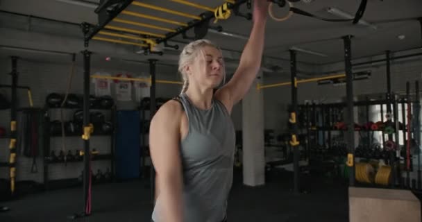 女运动员做热身运动 — 图库视频影像