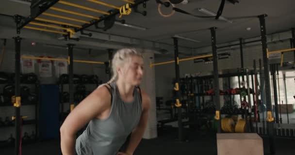 Sportswoman stretching arms in gym — Stock Video