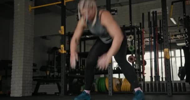 筋肉スポーツ女性が小便運動をする — ストック動画
