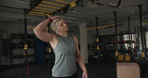 体育館で首を伸ばすスポーツ女性 — ストック動画