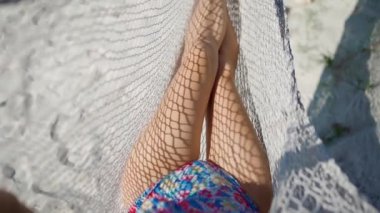 Tropik ada sahilinde hamakta bir kadın. Egzotik, rahat, yaşam tarzı, reklam. Kapat.