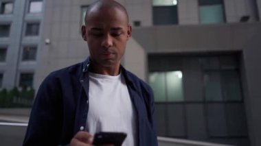 Sokaklarda akıllı telefon kullanan etnik bir adam