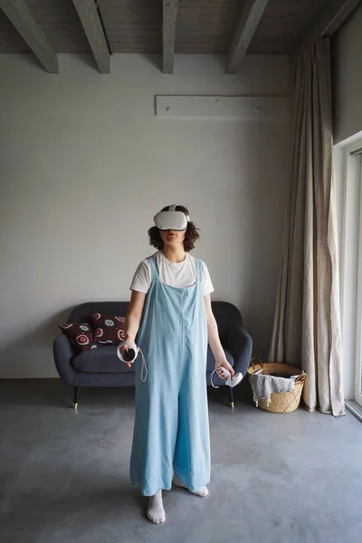 Mulher em óculos VR experimentando realidade virtual em casa Fotografias De Stock Royalty-Free