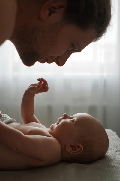 Crop vader op zoek naar schattige baby thuis Rechtenvrije Stockafbeeldingen