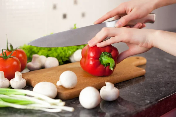 Chopping vegetables — Stock Photo, Image