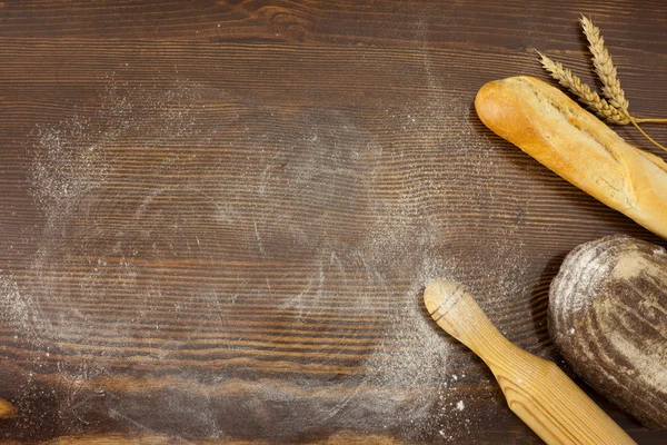 Rustikální chléb, pšenice a mouky — Stock fotografie