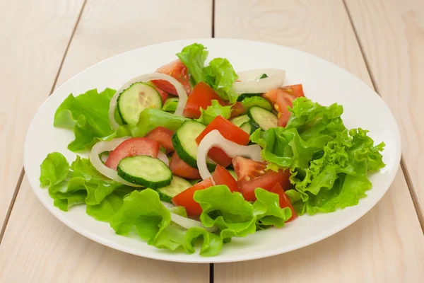 Insalata in piatto bianco — Foto Stock