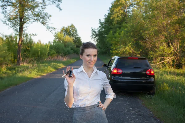 Girl with car key in hand — Stock Photo, Image