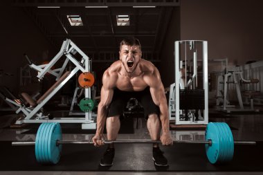 Kaslı erkekler Deadlift kaldırma