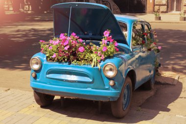 Mavi retro otomobil 