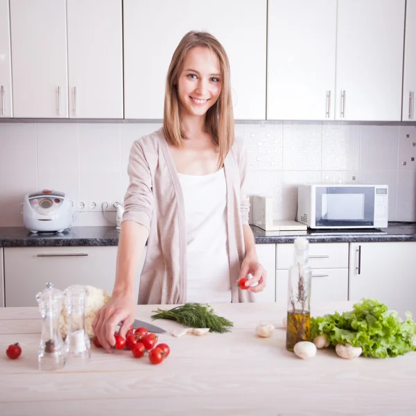 Mulher fazendo comida saudável — Fotografia de Stock