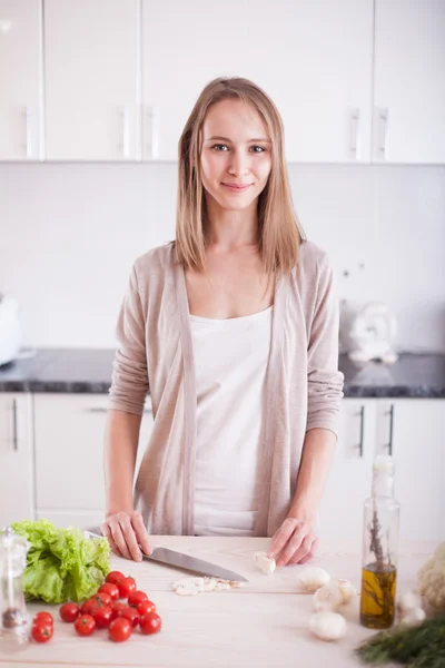 Mulher jovem cozinhar na cozinha — Fotografia de Stock