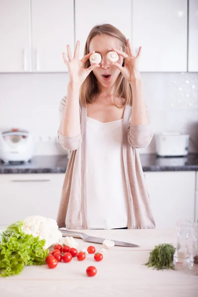 Engraçado jovem mulher mostrando cogumelos . — Fotografia de Stock