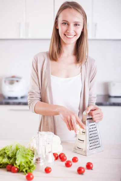 Mulher jovem cozinhar na cozinha. — Fotografia de Stock